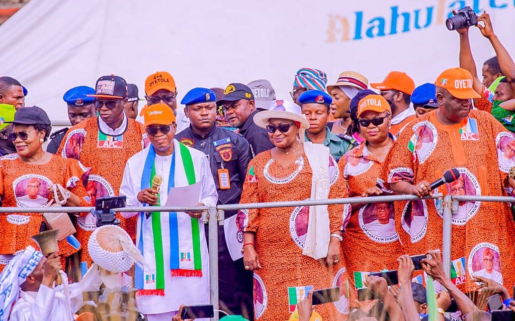 Aragbiji Of Iragbiji, Other Monarchs Drum Support For Governor Oyetola’s Re-election, As PDP Dump Party Enmass, Joins APC