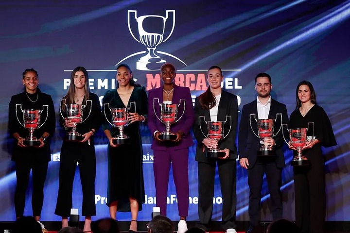 Oshoala Receives Pichichi Trophy