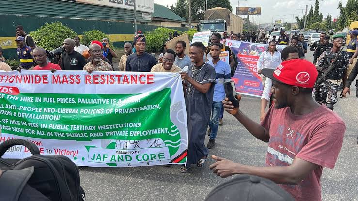Economic Hardship: NLC Defy Police Warning, Commence Protest In Lagos, As Police Share Biscuit, Water To Protesters